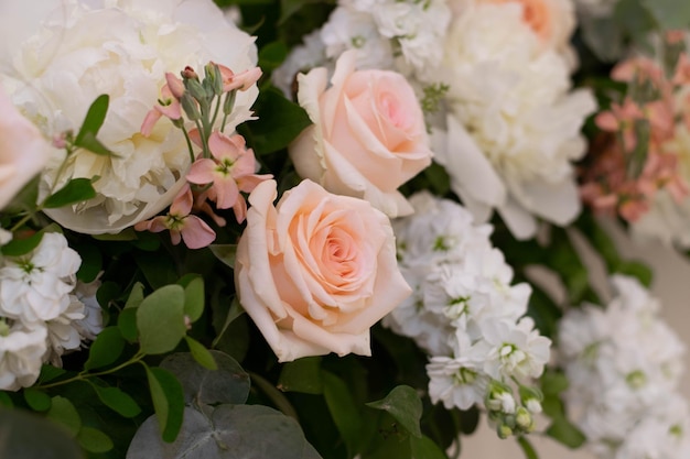 Główny stół na weselu z pięknymi świeżymi kwiatami