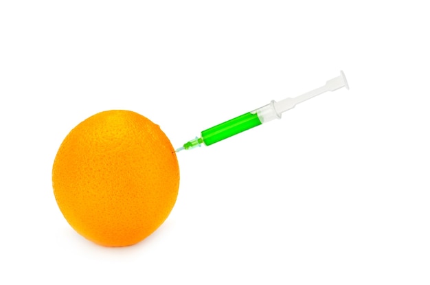 GMO pomarańczowy ze strzykawką na białym