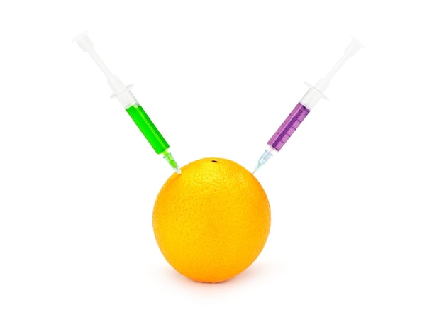 GMO pomarańczowy ze strzykawkami na białym