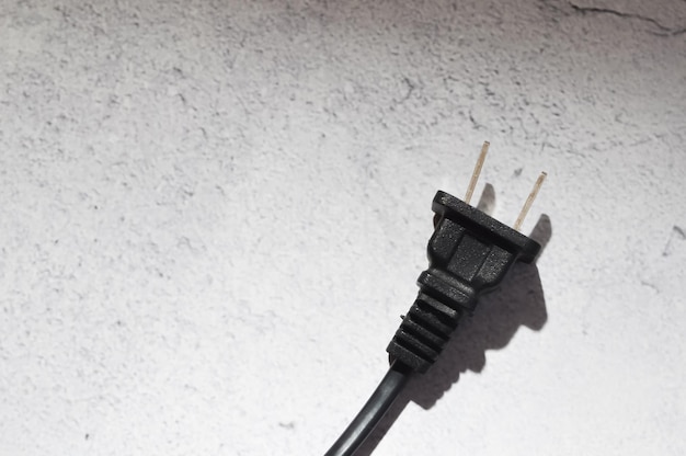 Gniazdo elektryczne na białym tle na szarym tle