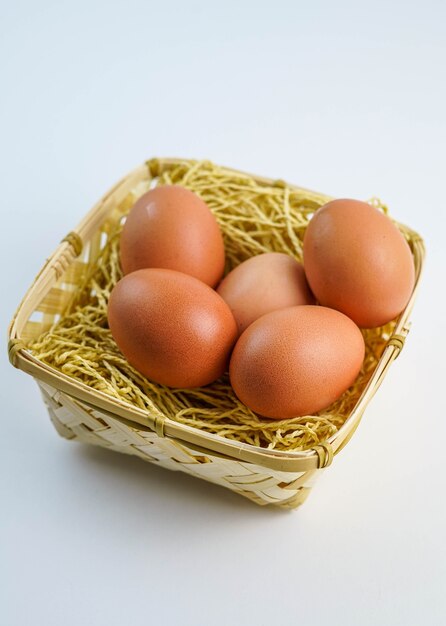 gniazdo z pięcioma kurzymi jajami do dekoracji na Wielkanoc