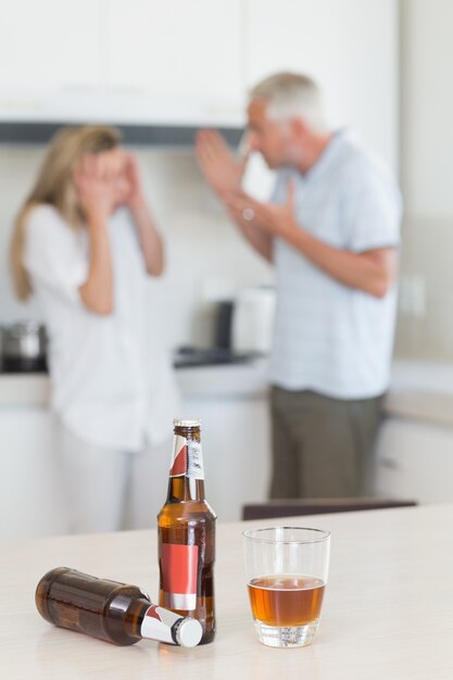 Gniewna para dyskutuje po pić alkohol