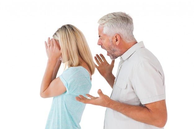 Gniewny mężczyzna krzyczy przy jego żoną