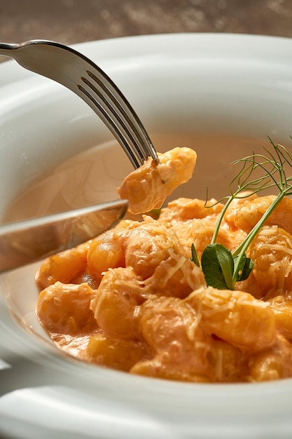 Gnocchi w sosie pomidorowym z parmezanem Zbliżenie Selektywne skupienie Hałas w postprodukcji