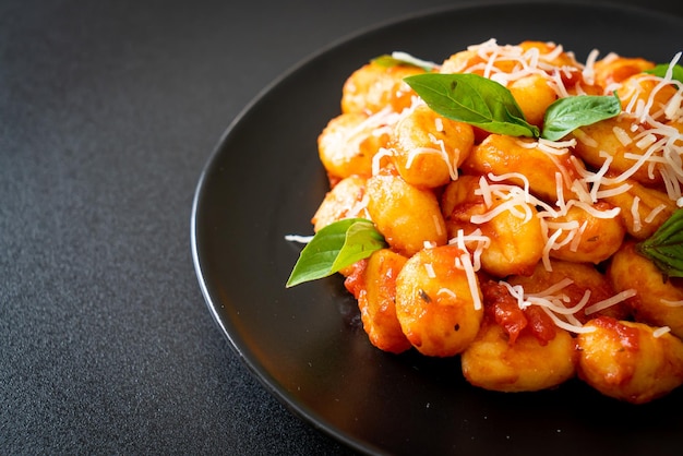 gnocchi w sosie pomidorowym z serem