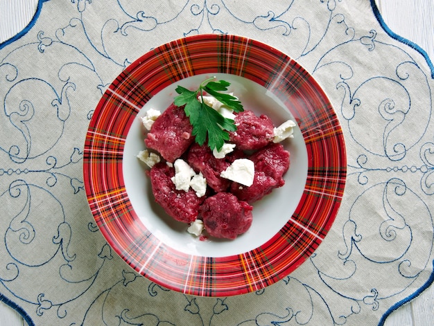 Zdjęcie gnocchi z buraków i ricotty. włoski posiłek