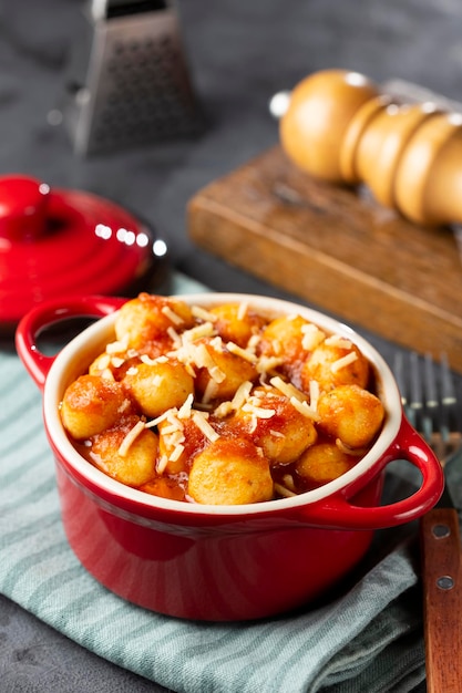 Gnocchi z sosem pomidorowym i tartym parmezanem