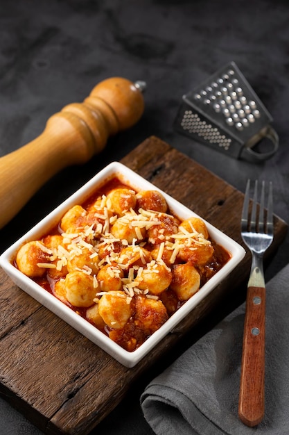 Gnocchi z sosem pomidorowym i tartym parmezanem