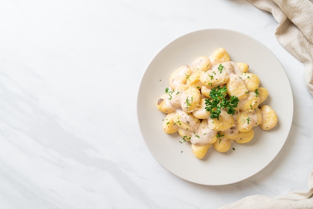 Zdjęcie gnocchi z sosem śmietanowo-grzybowym i serem