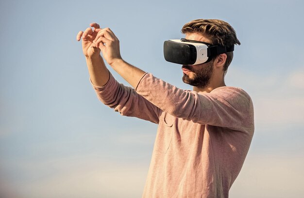 Gogle wirtualnej rzeczywistości Projektant lub inżynier Projektowanie obiektów 3D Edukacyjny program futurystyczny Cyberprzestrzeń Wirtualna rzeczywistość Gra online Człowiek z bezprzewodowym zestawem słuchawkowym do okularów VR Rzeczywistość rozszerzona