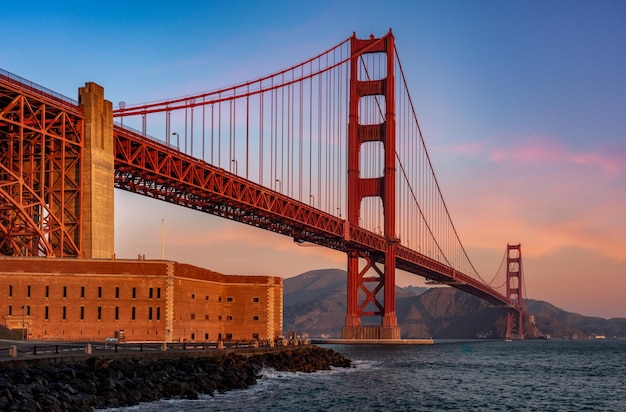 Zdjęcie golden gate bridge nad zatoką podczas zachodu słońca