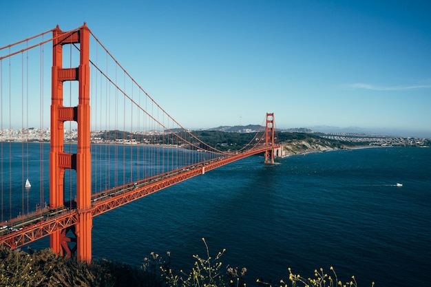 Golden Gate Bridge San Francisco Kalifornia USA. piękny widok na miasto miejskie i czyste błękitne niebo morze ocean widząc z natury górskich wzgórz. czerwony żelazny most dla przejeżdżających samochodów.