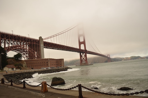 Zdjęcie golden gate, san francisco, w chmurze jesienny dzień