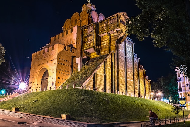 Golden Gate Zabytek W Kyiv Przy Nocą. Widok Ulicy