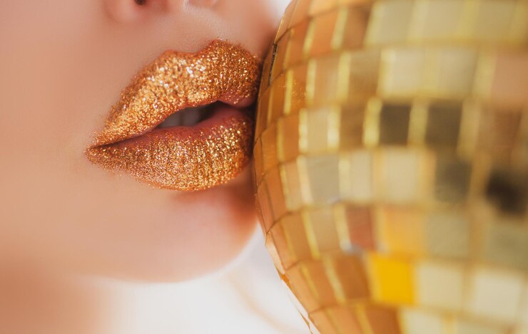 Zdjęcie golden party makeup fashion lips gold metal lip piękny makijaż