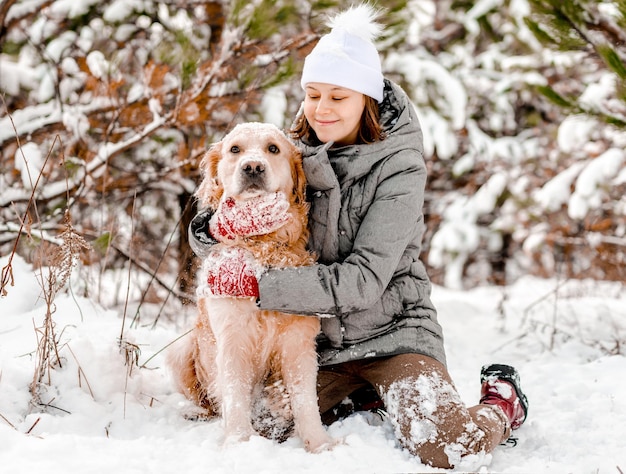 Golden retriever pies z dziewczyną w okresie zimowym