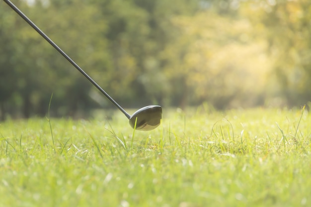 Golf club, akcesoria thet są ważne w golfa, na trawniku zielonej trawie.