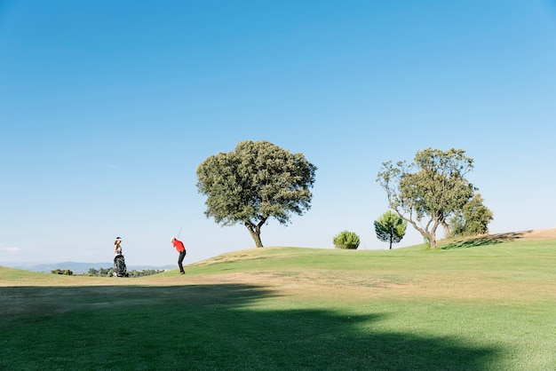 Golfer i Caddy grają w golfa. Koncepcja golfa.