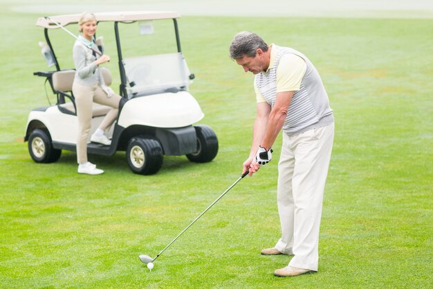 Golfer ma zamiar zagrać z partnerem za nim