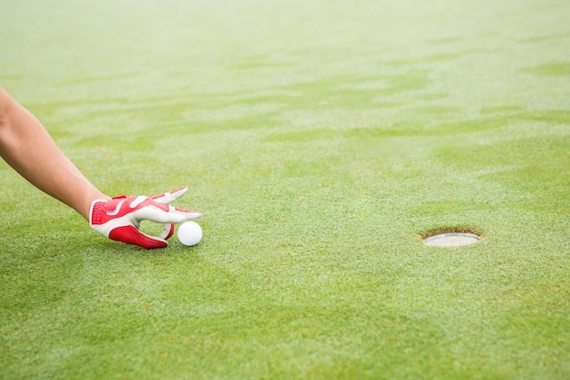 Golfer Próbuje Wpakować Piłkę W Dziurę