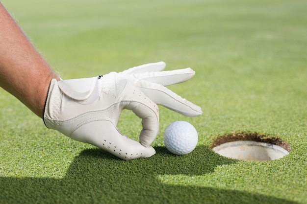 Golfer próbuje wpakować piłkę w dziurę