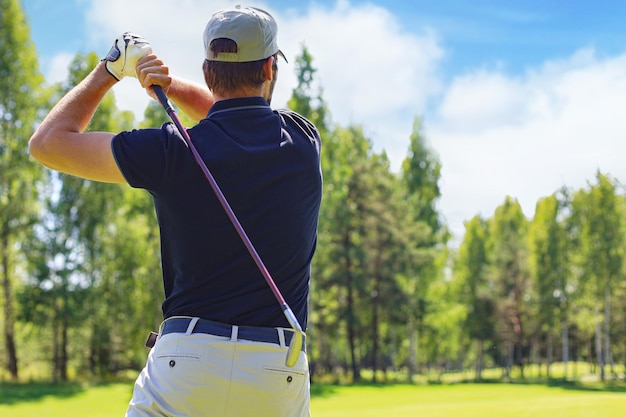 Golfer Uderza Strzałem Z Toru Wodnego W Kierunku Domu Klubowego