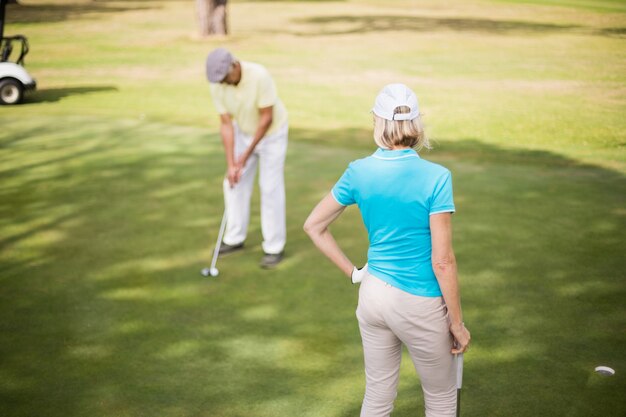 Golfista pary pozycja na polu