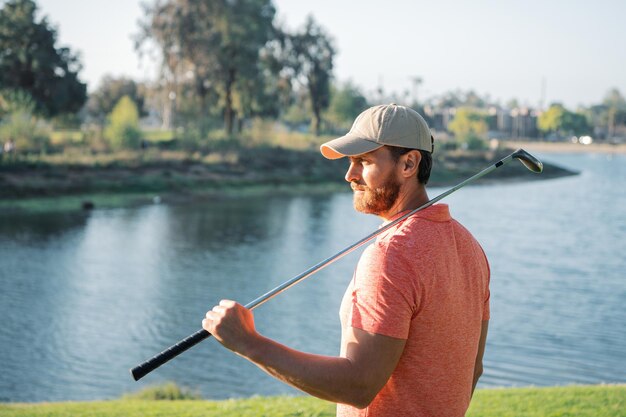 Zdjęcie golfista stawia piłkę golfową na zielonym golfie