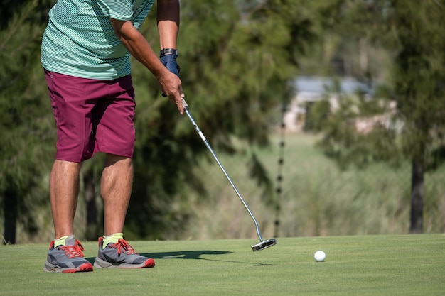 Golfista strzelający piłką golfową