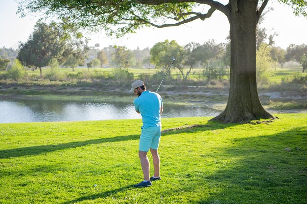 Golfista Uderzający Kijem Golfowym Na Polu Golfowym