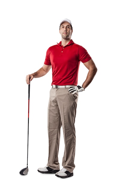Golfista w czerwonej koszuli stojącej na białej przestrzeni.