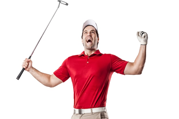 Golfista w czerwonej koszuli świętuje, na białym tle.