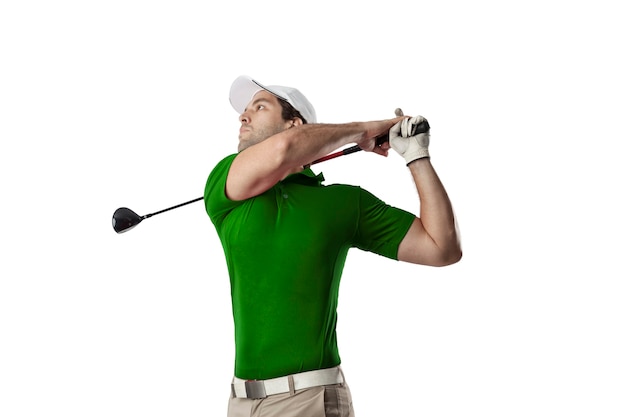 Golfista w zielonej koszuli huśtawka, na białym tle.