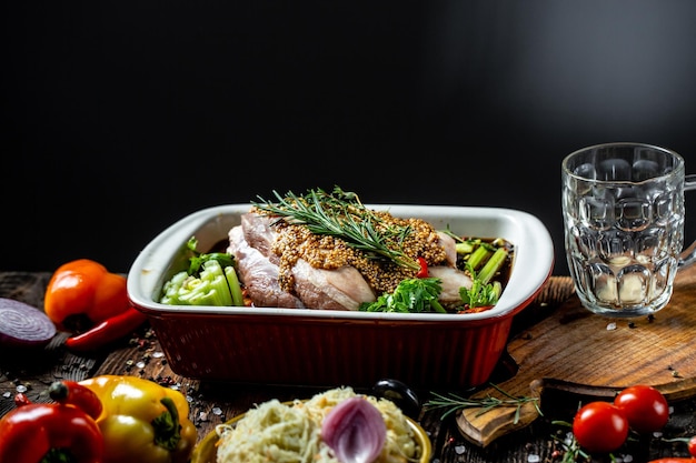 Zdjęcie golonka wieprzowa eisbein z piwem świeży seler i musztarda koncepcja menu restauracji książka kucharska