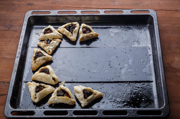 Gomentashi z makiem na blasze właśnie upieczone dla Purim Zdjęcie poziome