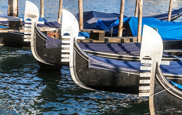 Gondola to tradycyjna, płaskodenna wiosłowa łódź wiosłowa, bardzo znana atrakcja Wenecji