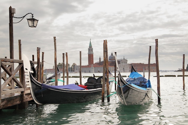 Gondole i kościół San Giorgio Maggiore w tle, Wenecja, Włochy