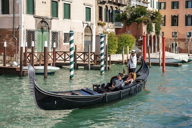 Gondolier przewożący ludzi w Wenecji