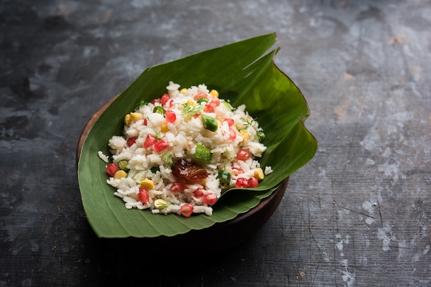 Gopalkala Lub Dahi Kala To Prashad Ofiarowany Panu Krysznie W Janmashtami Lub Gokulashtami. Wykonane Z Ubitego Ryżu, Twarogu, Mleka, Cukru, Granatu, Chilli, Marynaty I Kolendry