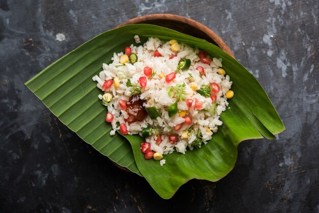 Gopalkala Lub Dahi Kala To Prashad Ofiarowany Panu Krysznie W Janmashtami Lub Gokulashtami. Wykonane Z Ubitego Ryżu, Twarogu, Mleka, Cukru, Granatu, Chilli, Marynaty I Kolendry