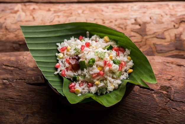 Gopalkala Lub Dahi Kala To Prashad Ofiarowany Panu Krysznie W Janmashtami Lub Gokulashtami. Wykonane Z Ubitego Ryżu, Twarogu, Mleka, Cukru, Granatu, Chilli, Marynaty I Kolendry