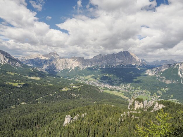 Góra Croda nad Cortina di Ampezzo w krajobrazie panoramy Dolomitów