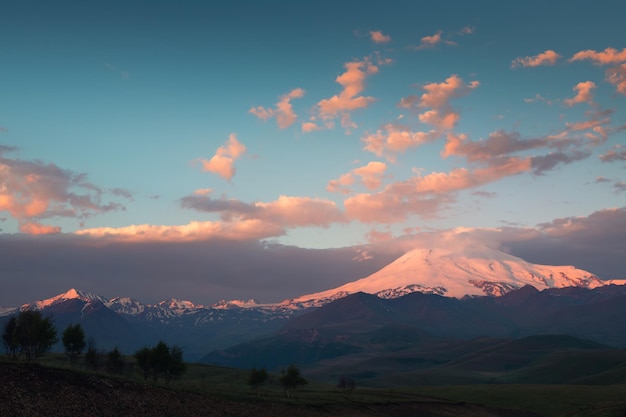 Góra Elbrus z różowymi chmurami o wschodzie słońca Widok z doliny GilSu na Kaukazie Północnym w Rosji