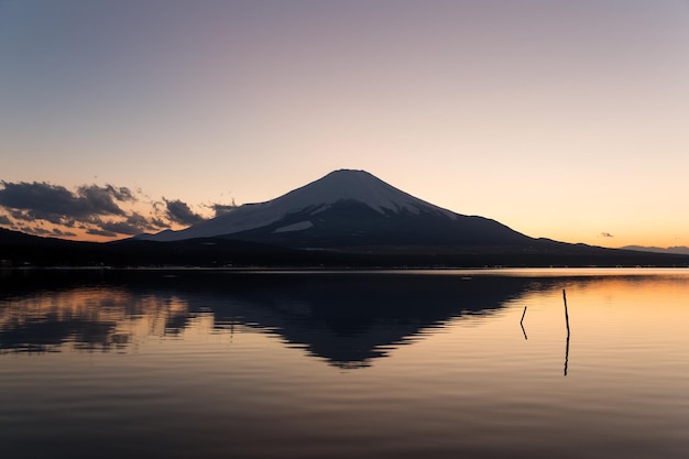 Góra Fuji i jezioro o zachodzie słońca