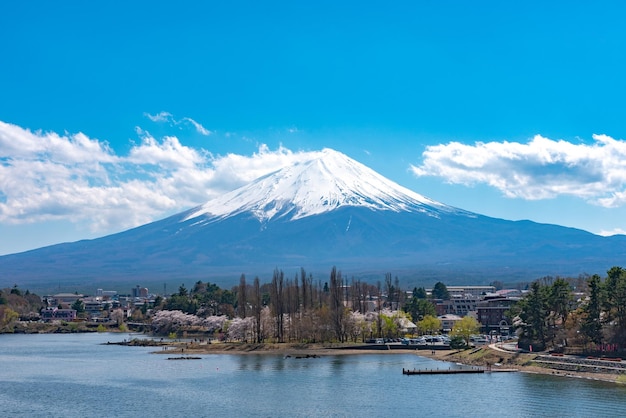 Góra Fuji Mt Fuji nad błękitnym niebem w słoneczny dzień Jezioro Kawaguchiko Miasto Fujikawaguchiko Yamanashi Pref