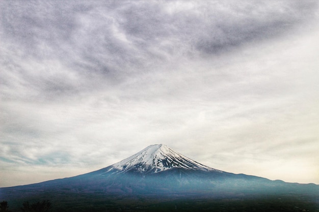 Góra Fuji na chmurowym niebie