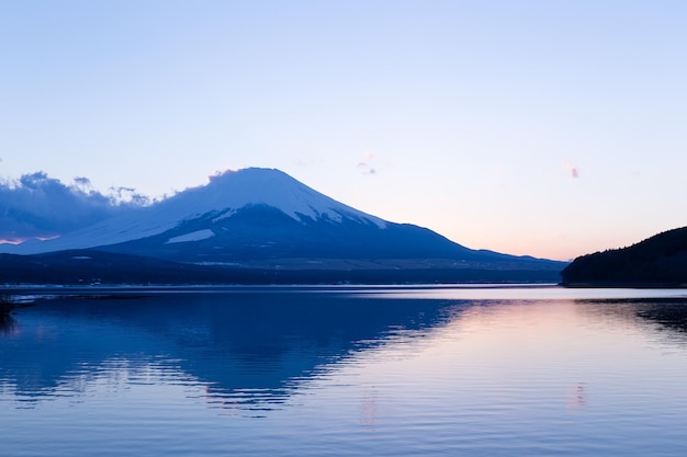 Góra Fuji nad jeziorem Yamanaka