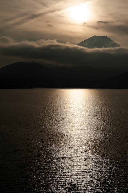 Góra Fuji san na jeziorze Kawaguchiko w Japonii o wschodzie słońca.