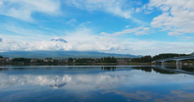 Góra Fuji w japońskim jeziorze Kawaguchiko