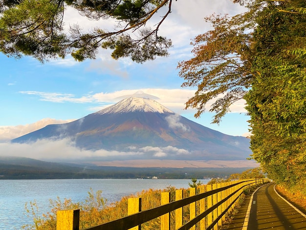 Góra Fuji z chmurami w Kawaguchigo w Japonii